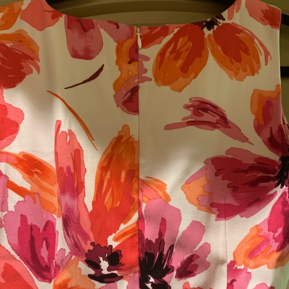 Elegant & Fun Tight Fitting Flowery Summer Dress - Picture 3 of 8